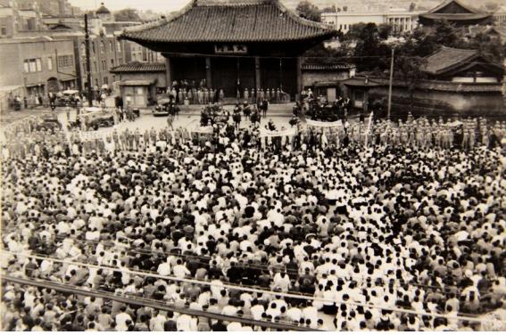 1947년 6월23일 제2차 미소공동위원회 회의장인 서울 덕수궁의 대한문 앞에서 열린 대규모 반탁 시위 모습.