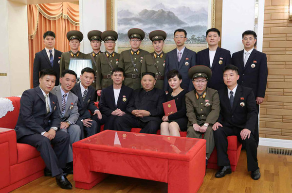 김정은 북한 국무위원장이 11일 국가표창을 받은 중요예술단체 예술들과 만나 기념촬영을 했다. [사진-노동신문 갈무리]