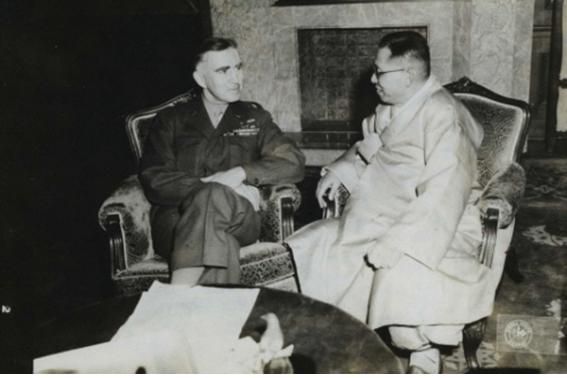 미국부부에서 파견한 윌버 장군과 대화하는 반탁독립투쟁위원장 김구(1947년 3월 13일)