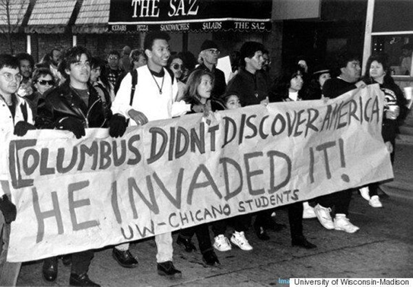 “콜롬버스는 미국을 발견하지 않았다. 침략했다.” 위스콘신-메디슨 대학의 치카노(중남미계) 학생들 [사진-위키백과]