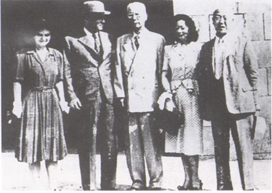 1947년 7월 1일 귀국한 서재필의 기념촬영. 왼쪽부터 프란체스카, 사령관 하지 중장, 서재필, 딸 뮤리엘, 이승만.