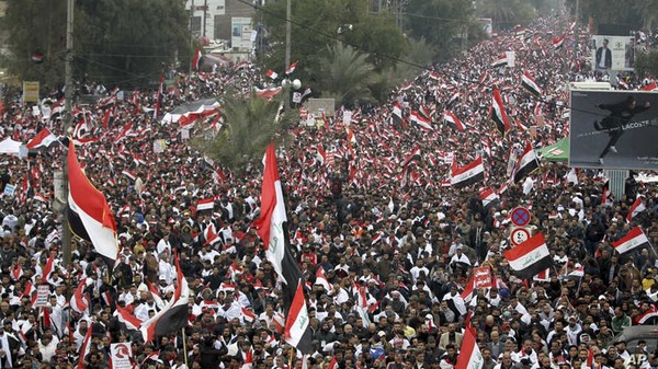 ▲ 지난 2020년 1월 24일, 이라크 수도 바그다드에서 미군 철수를 요구하는 대규모 시위가 열렸다. 이라크 시민 수백만 명은 바그다드 도심에서 '미국에 죽음을', '이스라엘에 죽음을', '점령자는 떠나라' 등의 구호를 외치면서 미군철수를 요구했다. [사진-위키백과]