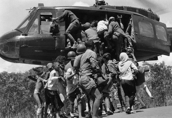 ▲ 베트남 전쟁 당시 미국대사관에서 미국 시민들과 남베트남인들이 미군 헬기를 타고 사이공을 탈출하고 있다. [사진-위키백과]