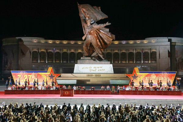 북한은 27일 저녁 조국해방전쟁승리기념탑 앞에서 '제7차 전국노병대회'를 진행했다. [사진-노동신문 갈무리]