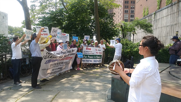 워싱턴DC에서 달려온 조현숙 평화활동가가 신명나게 꽹과리를 치며 시작을 알렸다. [사진 제공 - 통일뉴스 김수복 통신원]