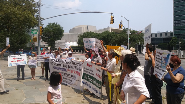 길을 지나는 시민들과 관광객들은 잠시 걸음을 멈추고 사진 촬영을 하는 등 깊은 관심을 보였다. [사진 제공 - 통일뉴스 김수복 통신원]