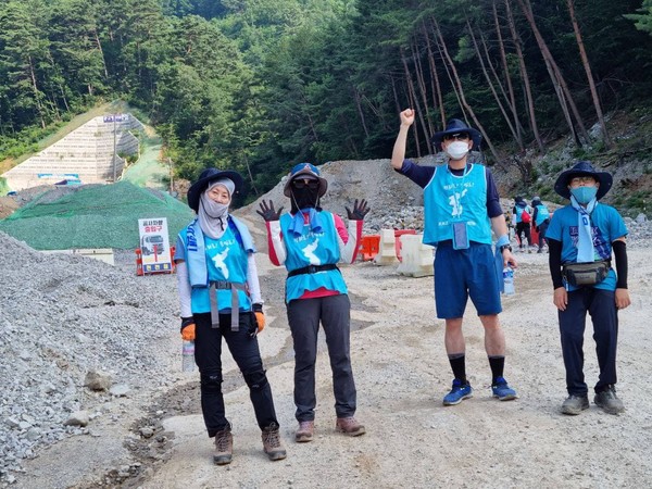 말고개를 넘는 행진단 [사진-DMZ 국제평화대행진단 제공]