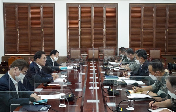 문재인 대통령이 4일 청와대에서 군 주요지휘관들로부터 보고를 받았다. [자료사진-통일뉴스]