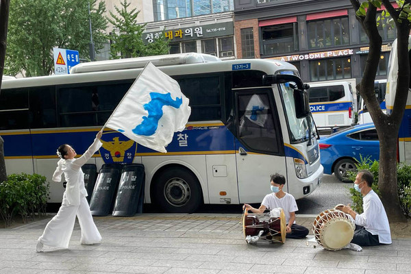 광화문네거리 동화면세점 앞에서 춤꾼 김경수가 평화비나리를 공연하고 있다. [사진제공 - 8.15대회추진위]