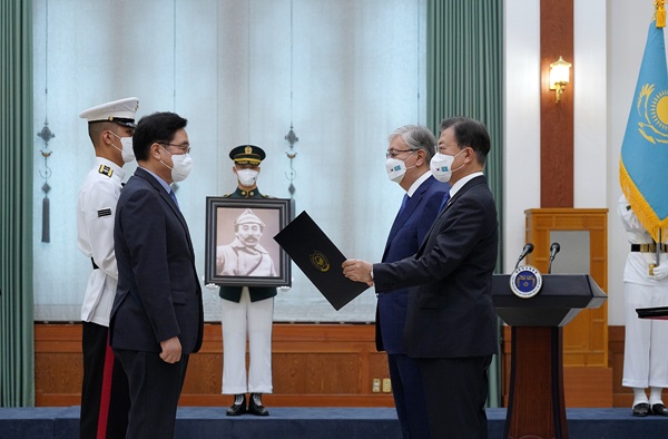 문 대통령이 17일 홍범도 장군에 '건국훈장 대한민국장'을 수여했다. 훈장은 우원식 이사장이 대신 받았다. 문 대통령 옆은 토카예프 카자흐스탄 대통령. [사진제공-청와대]