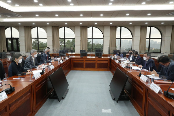 최영준 통일부 차관이 23일 오후 성 김 미국 국무부 대북특별대표와 고위급 양자협의를 갖고 대북인도주의 협력재개와 한미