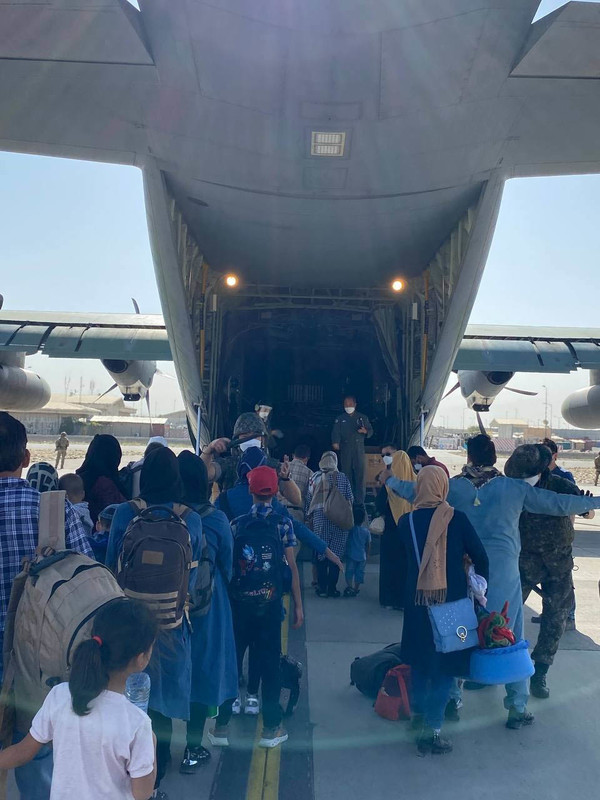 이슬라마바드에 잔류한 13명의 아프간인이 27일 오후 인천공항에 도착해 한국행 희망자 390명 전원의 국내이송이 완료됐다. 사진은 아프가니스탄 카불 공항에서 우리 군수송기에 탑승하기 위해 대기 중인 모습. [자료사진 - 통일뉴스]