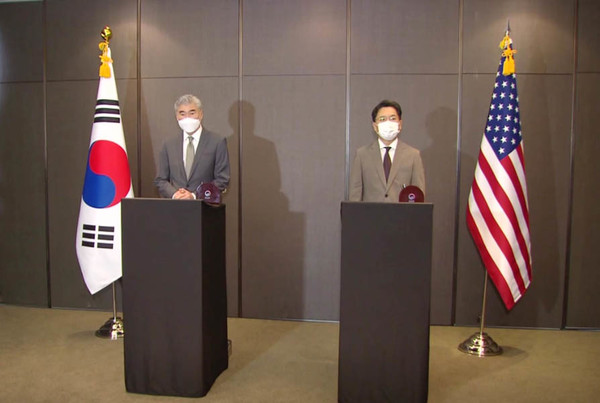 노규덕 한반도평화교섭본부장은 성 김(Sung Kim) 미국 대북특별대표의 초청으로 오는 29일부터 다음달 1일까지 미국 워싱턴을 방문한다. 사진은 지난 23일 한미 대북정책 수석대표 협의 결과를 발표하는 모습. [캡쳐사진 - 통일뉴스]