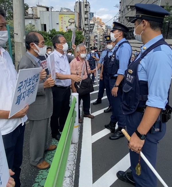 주일한국대사관 앞에서 일본경찰관들과 대치하는 요청단. [사진-통일뉴스 박명철 통신원]