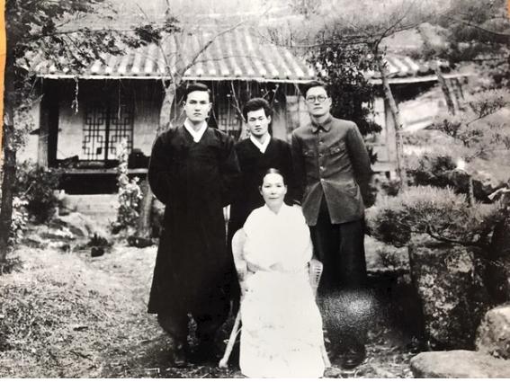 봉강 정해룡(왼쪽)과 동생 정해진(오른쪽)이 해방 3년 전 어머니 윤초평과 함께 찍은 사진. 가운데는 봉강의 매제 안용섭(전남대 법대 학장 역임). 사진 정길상 제공.