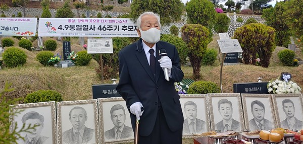 올해 4월 9일 대구칠곡현대공원 민족민주열사희생자묘역에서 열린 ‘4.9통일열사 46주기 추모제’에 참석해 추도사를 하고 있는 생전의 강창덕 선생.  [통일뉴스 자료사진]