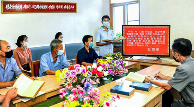 학습을 하고 있는 북한 일꾼들. [사진=노동신문 캡처]