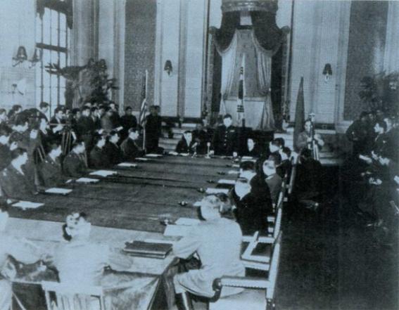 미소공동위원회는 1947년 8월 완전히 결렬되었다. 미국은 한국 문제를 유엔으로 넘겼고, 한반도의 분단은 가시권에 들어갔다.