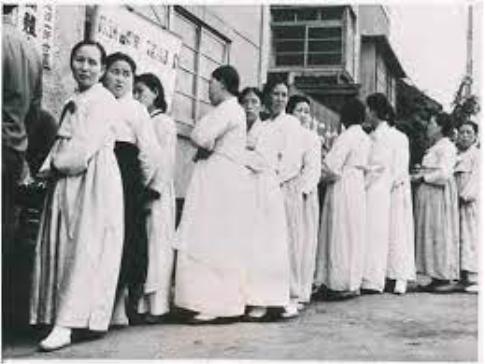 5.10 선거 때 투표소 앞에 줄을 서서 기다리는 사람들(사진=국가기록원)