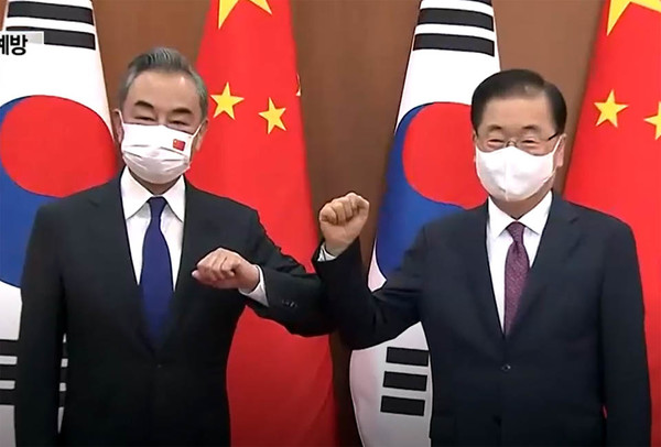 정의용 외교장관(오른쪽쪽)과 왕이 중국 외교부장이 15일 오전 외교부청사에서 만났다. [캡쳐사진 - 통일뉴스]