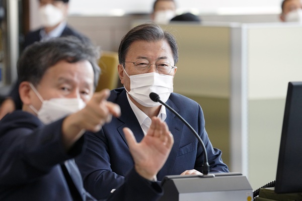 문 대통령이 15일 국방과학연구소 종합시험장에서 SLBM 잠수함 발사시험을 지켜봤다. [사진제공-청와대]