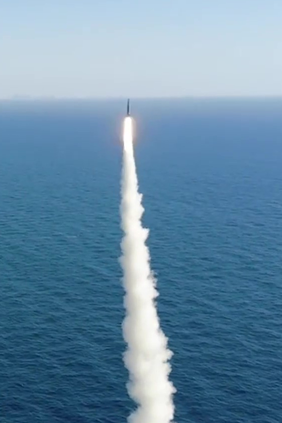 한국이 독자 개발한 잠수함발사탄도미사일(SLBM)이 지난 15일 도산안창호함(3천t급)에 탑재돼 수중에서 발사되고 있다. [사진-해군 제공]