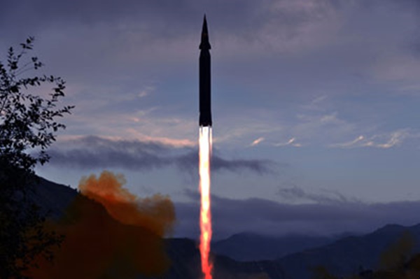 북한 국방과학원이 28일 극초음속 미사일 화성-8형을 시험발사했다. [사진출처-조선중앙통신]