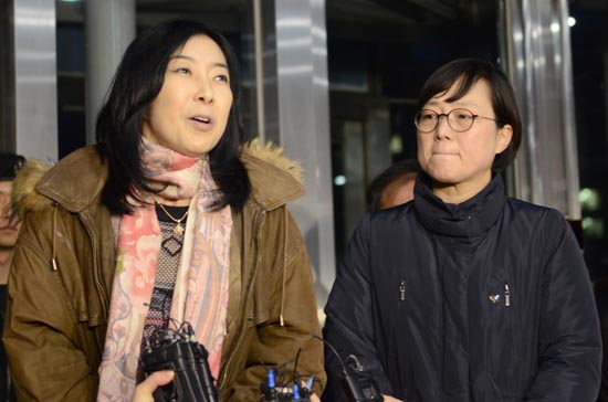 2015년 1월 10일 강제출국 당한 신은미 씨(왼쪽)가 출국 직전 인천공항 내 정부합동청사 로비에서 취재진 앞에 마지막 소회를 밝히고 있다. 오른쪽은 같은 ‘통일토크콘서트’ 건으로 피소된 황선 희망정치연구포럼 대표. [자료사진 - 통일뉴스]