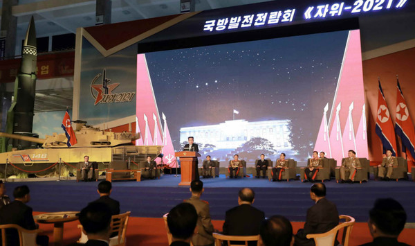 김정은 북한 국무위원장은 11일 3대혁명전시관에서 개막한 군수장비전시회인 '자위-2021'에서 북의 강력한 무장강화 정책을 강조했다. [사진-노동신문 갈무리]