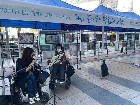 김현숙 예술인이 수원역 광장에서 풀롯연주 버스킹을 하고 있다. [사진-통일뉴스 박효선 통신원]