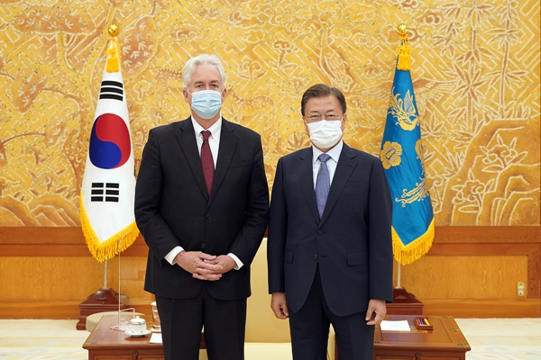 문 대통령이 15일 번스 미 CIA국장을 접견했다. [사진제공-청와대]