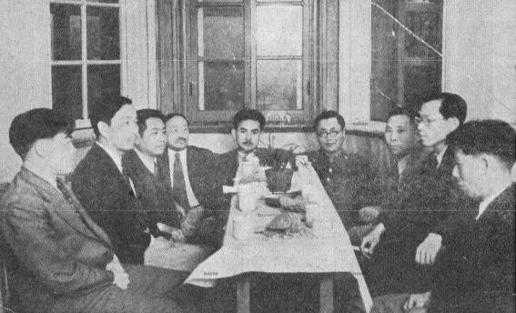 1950년 5월20일 국민보도연맹 월간지  창간호 편집회의. 콧수염을 한 오제도 검사가 한가운데 앉아 있다. 그 왼쪽은 보도연맹 명예간사장인 정백, 오른쪽은 당시 국방부 정훈국장 이선근이다.