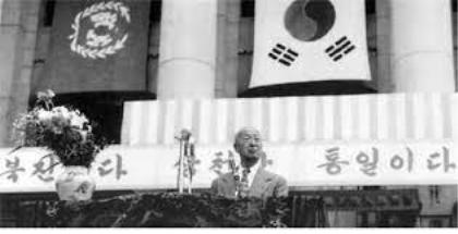 북진이다 통일이다-이승만의 연설 모습(1953.6.25)