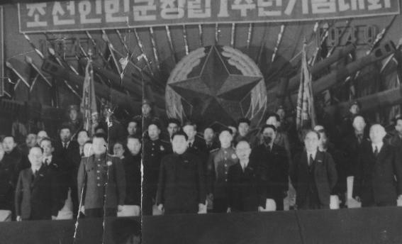 조선인민군 창건 1주년 기념대회. 북조선은 정부 수립 후 군사력 강화에 힘을 쏟았다.