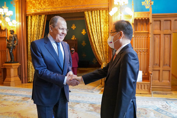 라브로프 장관의 초청으로 모스크바를 찾은 정의용 장관은 한반도 평화프로세스에 러시아의 건설적 역할을 당부했다. [사진제공 - 외교부]