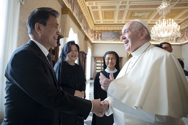 문 대통령이 29일 프란치스코 교황과 만났다. [사진제공-청와대]