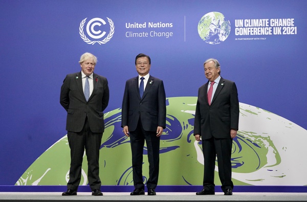 1일 영국 글래스고우 COP26 회의장에 도착한 문 대통령(가운데). 왼쪽 존슨 영국 총리, 오른쪽 구테흐스 유엔 사무총장. [사진제공-청와대]