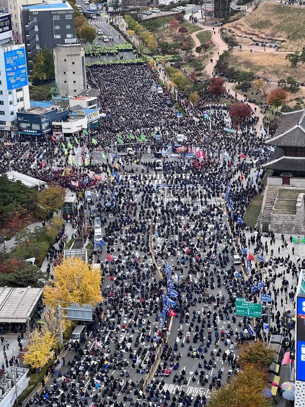 전태일 열사 정신계승 전국노동자대회가 13일 오후 서울 동대문 사거리에서 민주노총 조합원 2만여명이 참가한 가운데 진행됐다. [사진-노동과 세계 갈무리]