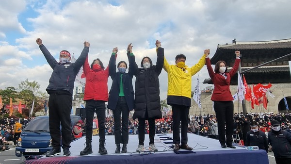 맨 왼쪽부터 윤택근 직무대행, 현린 노동당 대표, 김예원 녹색당 대표, 사회변혁노동자당 대표자, 여영국 정의당 대표, 김재연 진보당 대표. [사진-통일뉴스 이승현 기자]