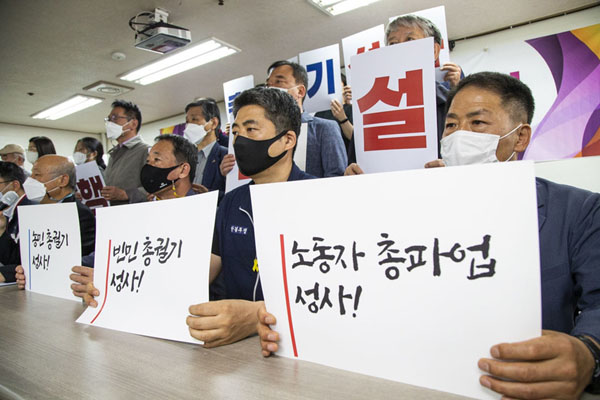 민주노총이 소속된 민중행동은 지난 5월 12일 민주노총 12층 중회의실에서 기자회견을 열고 같은 날 대표자회의를 통해 의결한 전국민중행동(준)을 출범한다고 선포했다. [사진-노동과세계]