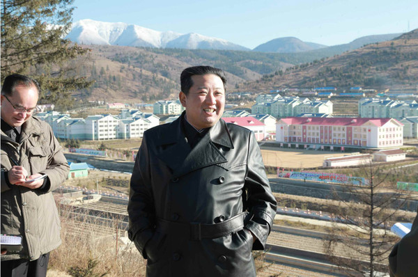 김정은 북한 국무위원장이 3단계 공사가 마무리되고 있는 삼지연시를 현지지도했다. [사진-노동신문 갈무리]