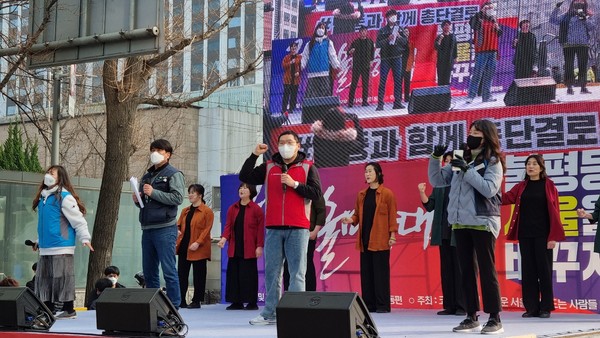 왼쪽부터 허지희 세종호텔 노동조합 사무장, 한종탁 서울경기북부기계지부 펌프카지회 지회장, 장동호 서울물재생시설공단분회 부분회장, 장정은 서울신용보증재단 고객센터지부 사무국장. [사진-통일뉴스 이승현 기자]
