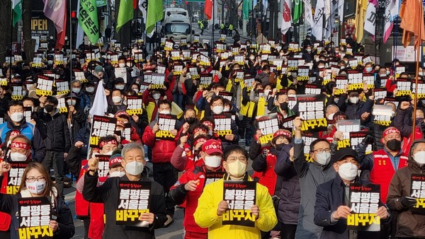 전국민중행동(준)은 11일 '불평등 타파'를 전면에 내걸고 '2021년 민중대회'를 서울, 부산, 광주를 비롯한 전국 11개 지역에서 동시다발로 개최했다. [사진-통일뉴스 이승현 기자]