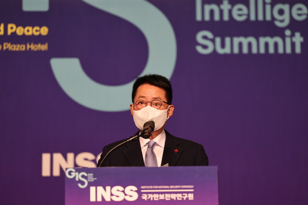 박지원 국가정보원장은 13일 국가안보전략연구원이 주최한 2021GIS 축사를 통해 미국이 북한과의 대화재개를 위해 대북백신지원과  민생분야 제재해제에 나서 줄 것을 제안했다. [사진제공-국가안보전략연구원] 