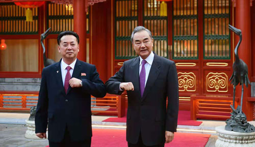 밀착을 과시하는 리용남 북한 대사와 왕이 중국 외교부장. [사진출처-중국 외교부]