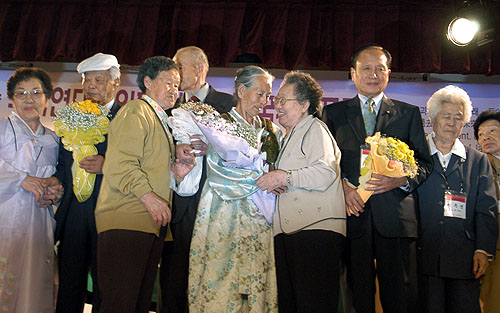 2004년 5월 남북의 일본군 성노예 피해자 할머니들이 서울에서 만났다. [자료사진 - 통일뉴스]