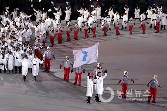 2018년 평창 동계올림픽에 남북 선수단이 동시입장하고 있다. [자료사진 - 통일뉴스]