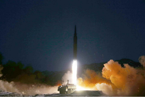 북한은 김정은 국무위원장 참관 아래 11일 극초음속미사일 시험발사를 성공적으로 끝냈다고 12일 밝혔다. [사진-노동신문 갈무리]