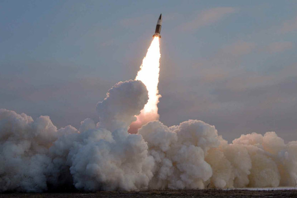 북한이 공개한 단거리 탄도미사일 추정 미사일. 북은 전술유도탄 검수사격시험의 일환으로 미사일 발사가 진행됐다고 밝혔다. 일부 언론은 KN-24로 추정했다. [사진-노동신문 갈무리]