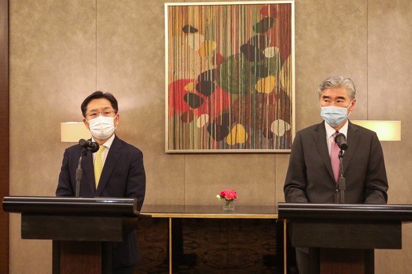 외교부 노규덕 한반도평화교섭본부장은 20일 오후 성 김(Sung Kim) 미국 대북특별대표와 한미 대북정책 수석대표 유선 협의를 가졌다. 사진은 지난해 10월 대면협의 후 브리핑 모습.  [자료사진 - 통일뉴스]